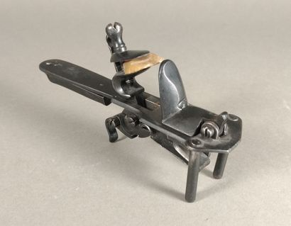 Metal flint table lighter 

L. 16 cm 

France,...