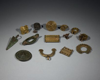 Lot de poids à peser l'or
Côté d'Ivoire
Bronze
Provenance...