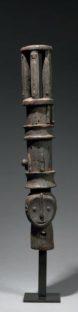 Cimier Eket Nigéria
Bois, H. 49,5 cm
Provenance...