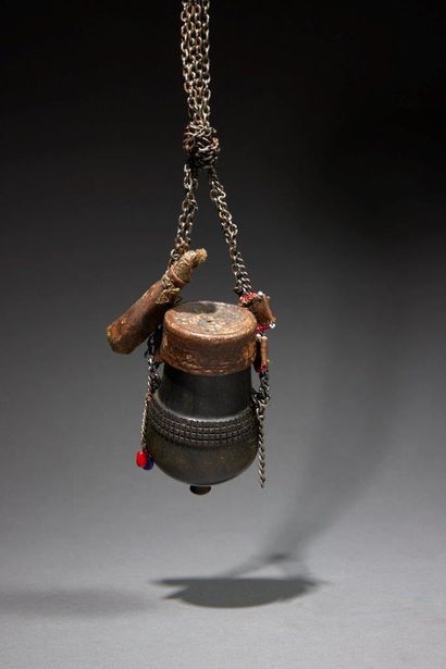 Massai powder flask
Kenya
Cattle horn, leather,...