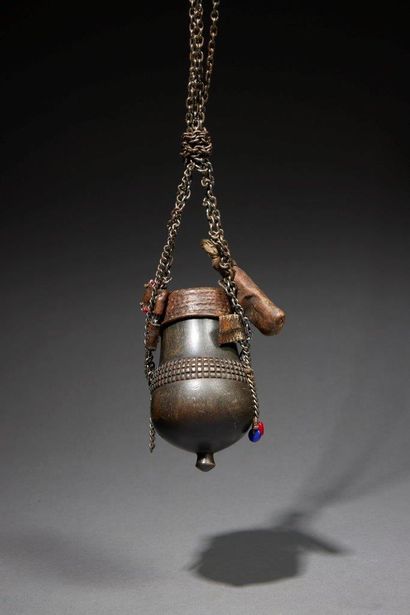 Massai powder flask
Kenya
Cattle horn, leather,...