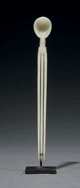 Cuillère Zulu
Afrique du sud
Os
H. 12,5 cm
Provenance...