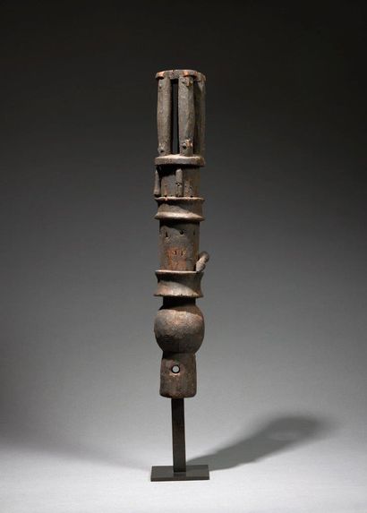 Cimier Eket Nigéria
Bois, H. 49,5 cm
Provenance...