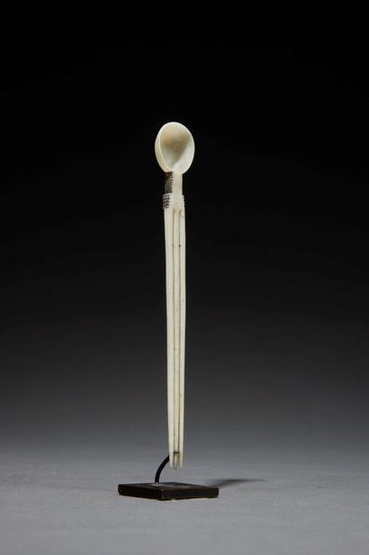 Cuillère Zulu
Afrique du sud
Os
H. 12,5 cm
Provenance...