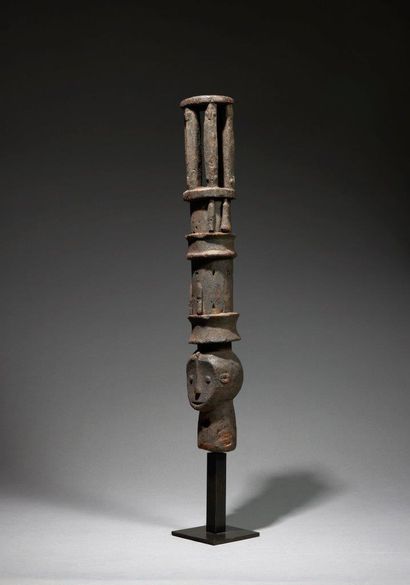 Cimier Eket Nigéria
Bois, H. 49,5 cm
Provenance...