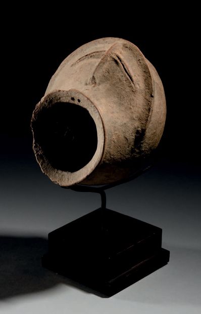 Igbo-Izzi cup, Nigeria
Terracotta
H. 20 cm
Spherical...