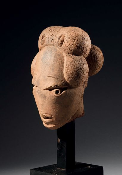 Tête Nok, Nigeria
Terre cuite
H. 20 cm
Provenance...