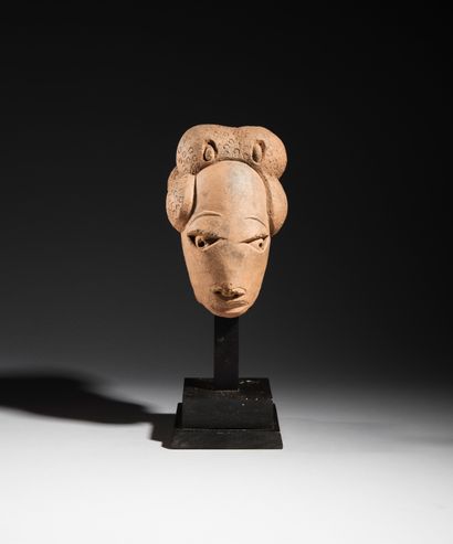 Tête Nok, Nigeria
Terre cuite
H. 20 cm
Provenance...