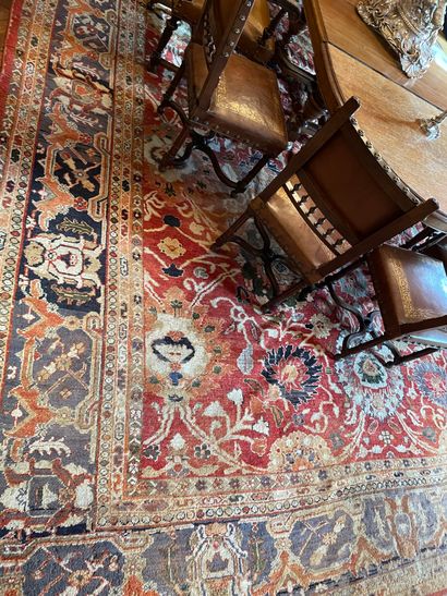 Important wool carpet
Red field with flowers
Navy...