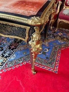 Flat middle desk in Boulle marquetry of brass...