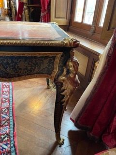 Flat middle desk in Boulle marquetry of brass...