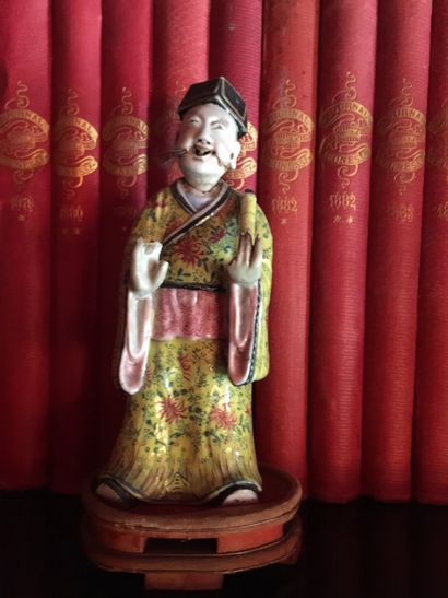 CHINE
Seven figures of dignitaries in porcelain...