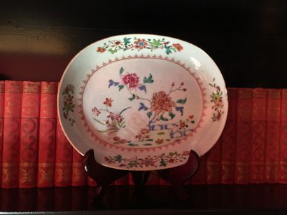 CHINE
Porcelain oval dish with polychrome...