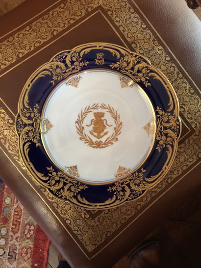 SÈVRES
Sixteen plates with contoured edge...