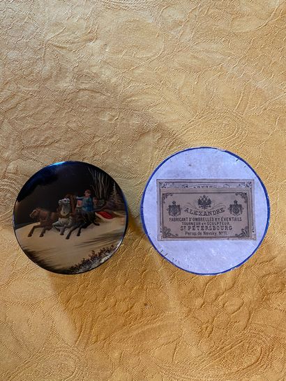 Round box in lacquered paper maché with troika...