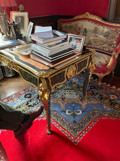 Flat middle desk in Boulle marquetry of brass...