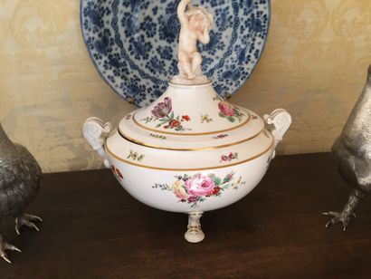 NAPLES
Porcelain covered round ear pot with...