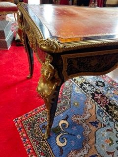 Flat middle desk in Boulle marquetry of brass...