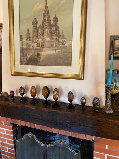Lot of nine eggs in lacquered papier-mâché
XIXth...
