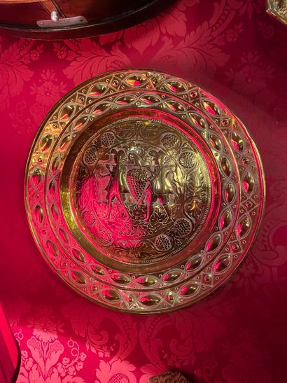 Dish of quest in yellow copper with decoration...