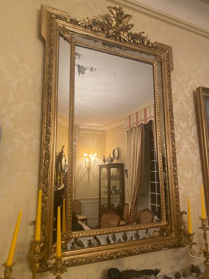 Rectangular gilded stuccoed wood mantel mirror
Decorated...