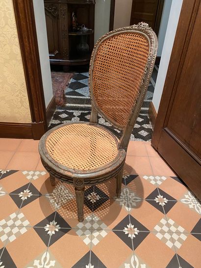 Medallion chair with cane base
In green relacquered...