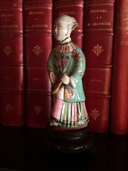 CHINE
Seven figures of dignitaries in porcelain...