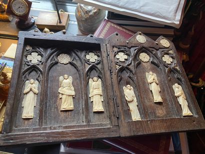 Portable altar in natural wood with two flaps...