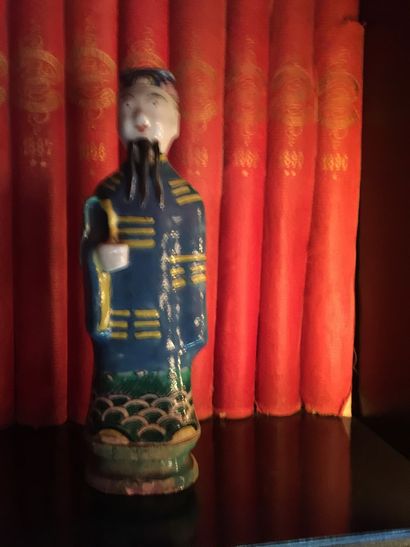 CHINE
Seven figures of dignitaries in porcelain...