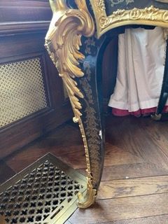 Flat middle desk in Boulle marquetry of brass...