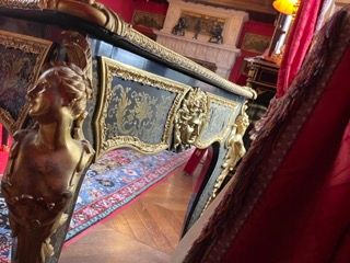 Flat middle desk in Boulle marquetry of brass...