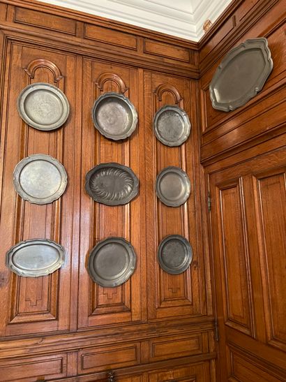 Lot of pewter dishes
Including six circular...