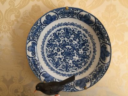 DELFT
Round earthenware dish with blue camaïeu...