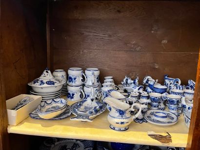 
Important table service in blue and white...