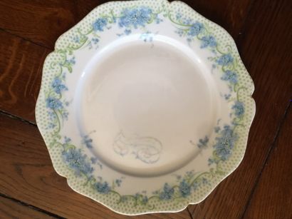 LIMOGES
Suite of eighty-four porcelain dinner,...