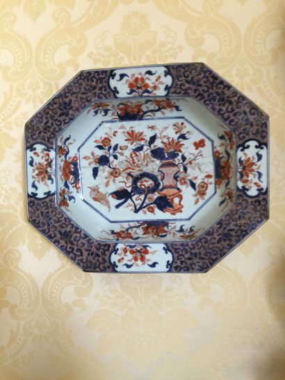CHINE
Rectangular porcelain basin with blue,...