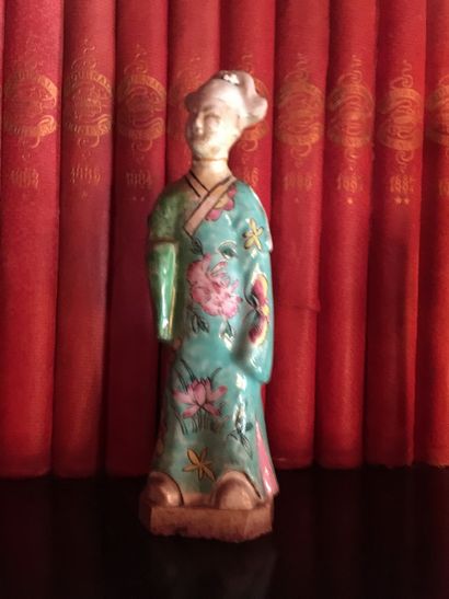 CHINE
Seven figures of dignitaries in porcelain...