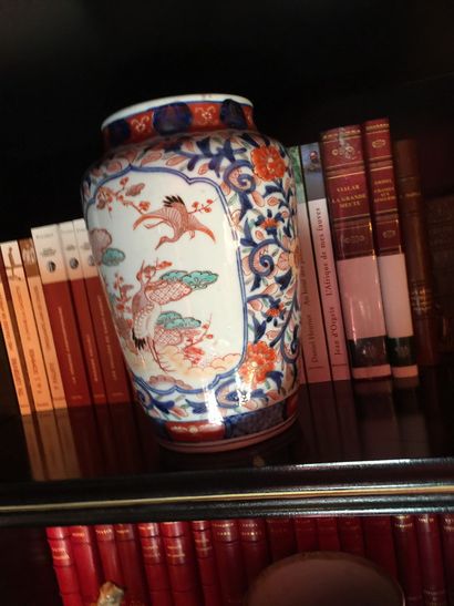 JAPON
Porcelain vase with blue, red and gold...