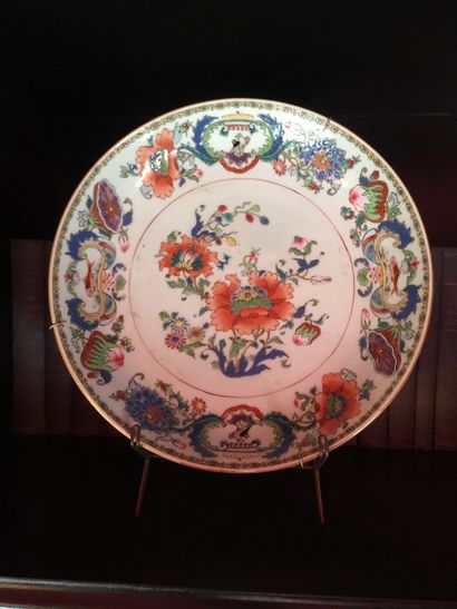 CHINE
Two circular porcelain cups with polychrome...
