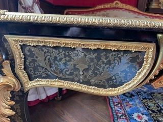 Flat middle desk in Boulle marquetry of brass...
