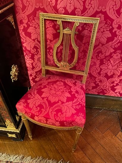 In the music room :
Suite of four chairs...