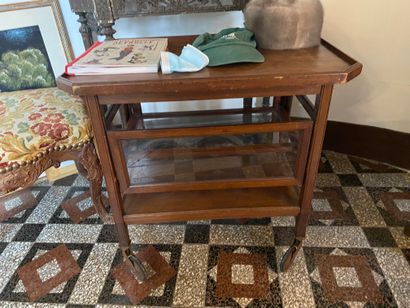 Rolling tea table in natural wood
Early 20th...