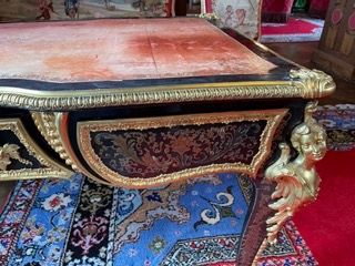 Flat middle desk in Boulle marquetry of brass...