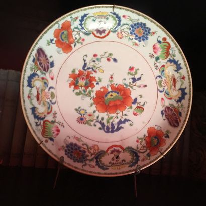 CHINE
Two circular porcelain cups with polychrome...