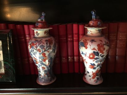 CHINE
Pair of covered porcelain baluster...