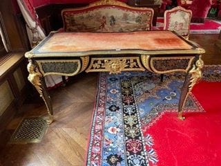 Flat middle desk in Boulle marquetry of brass...