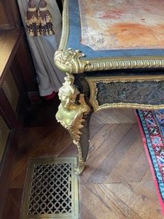 Flat middle desk in Boulle marquetry of brass...