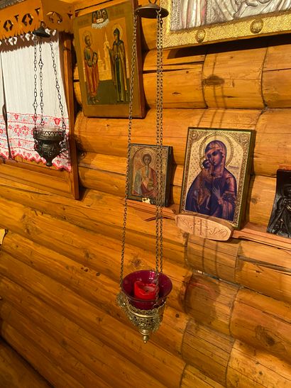 Lot of 5 gilded brass lampada with red glass
Russia,...