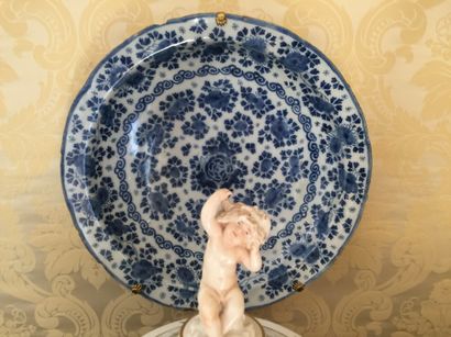 DELFT
Round earthenware dish with blue camaïeu...