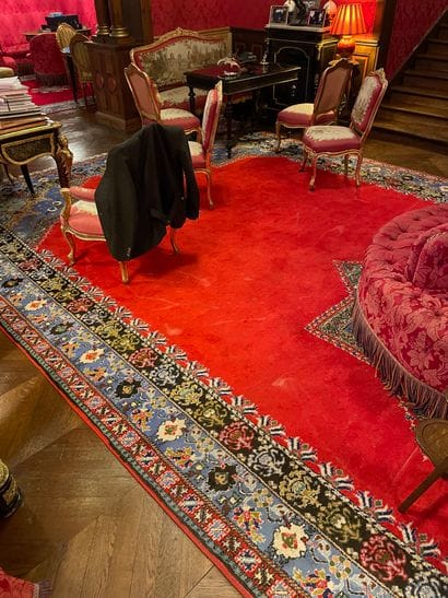 Important Oriental wool carpet
Red field...